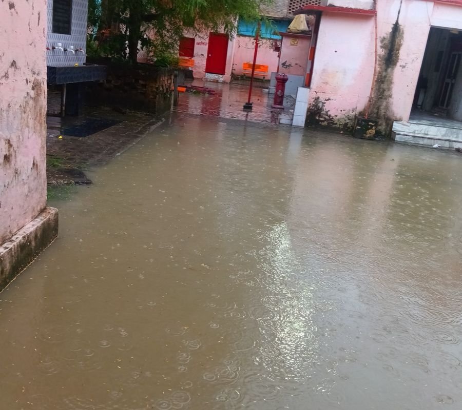 सिसवा के ऐतिहासिक भुअरी माई मंदिर में भरा नाली का गंदा पानी, 7 साल से अधूरी सड़क बनी श्राप